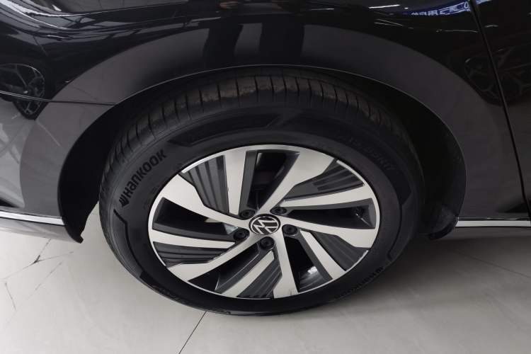 Used Volkswagen Magotan GTE Plug-in Hybrid 2022 GTE Luxury Model Right Rear Wheel Hub