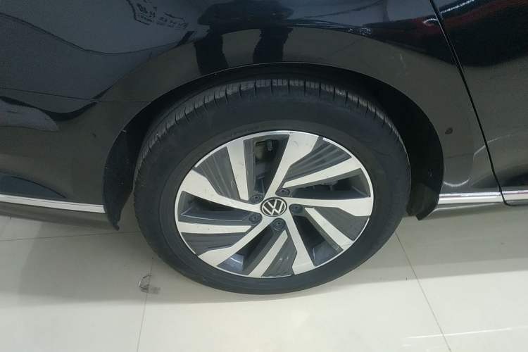Used Volkswagen Magotan GTE Plug-in Hybrid 2022 GTE Luxury Model Right Rear Wheel Hub