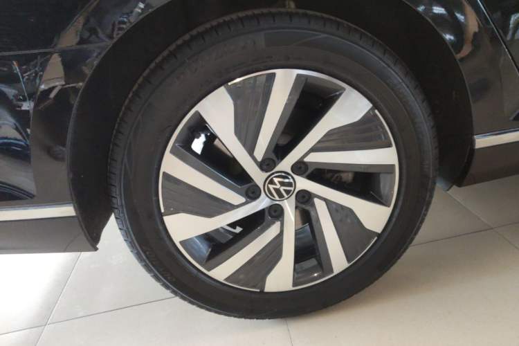 Used Volkswagen Magotan GTE Plug-in Hybrid 2022 GTE Luxury Model Right Rear Wheel Hub