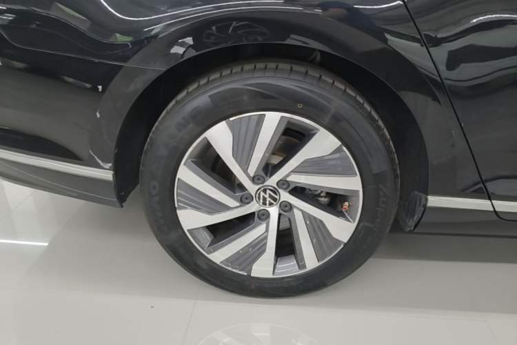 Used Volkswagen Magotan GTE Plug-in Hybrid 2022 GTE Luxury Model Right Rear Wheel Hub