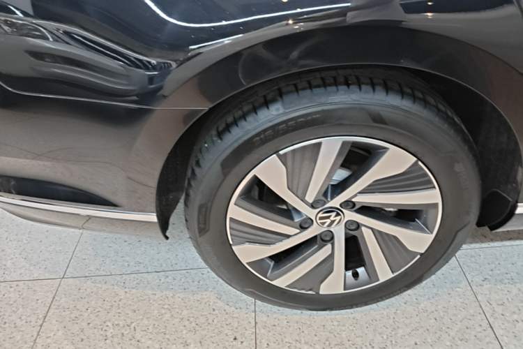 Used Volkswagen Magotan GTE Plug-in Hybrid 2022 GTE Luxury Model Right Rear Wheel Hub