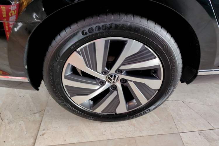 Used Volkswagen Magotan GTE Plug-in Hybrid 2022 GTE Luxury Model Right Rear Wheel Hub