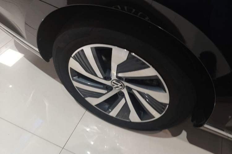 Used Volkswagen Magotan GTE Plug-in Hybrid 2022 GTE Luxury Model Right Rear Wheel Hub