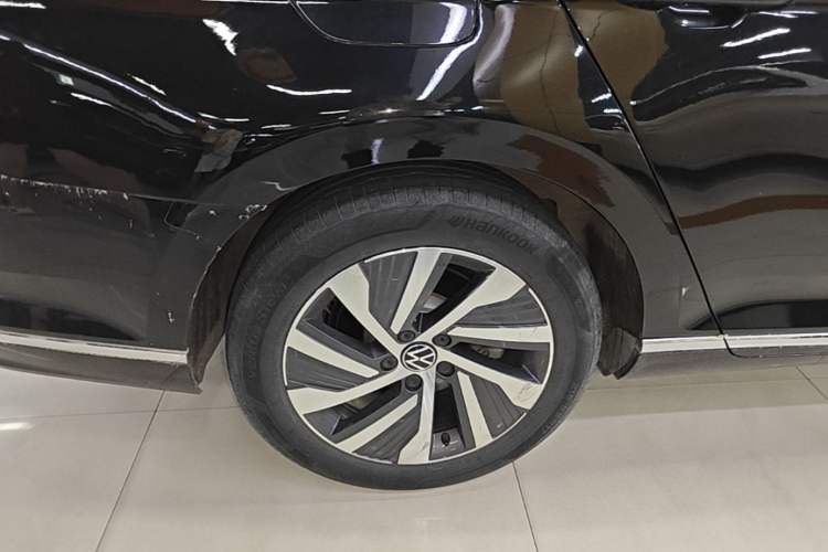 Used Volkswagen Magotan GTE Plug-in Hybrid 2022 GTE Luxury Model Right Rear Wheel Hub