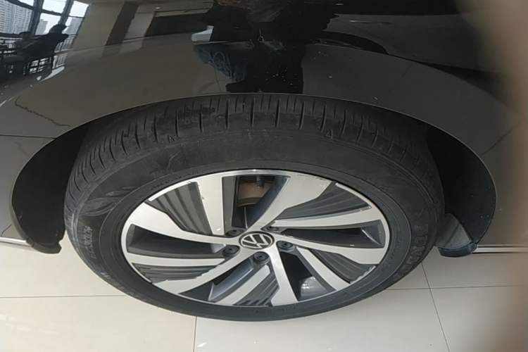 Used Volkswagen Magotan GTE Plug-in Hybrid 2022 GTE Luxury Model Right Rear Wheel Hub