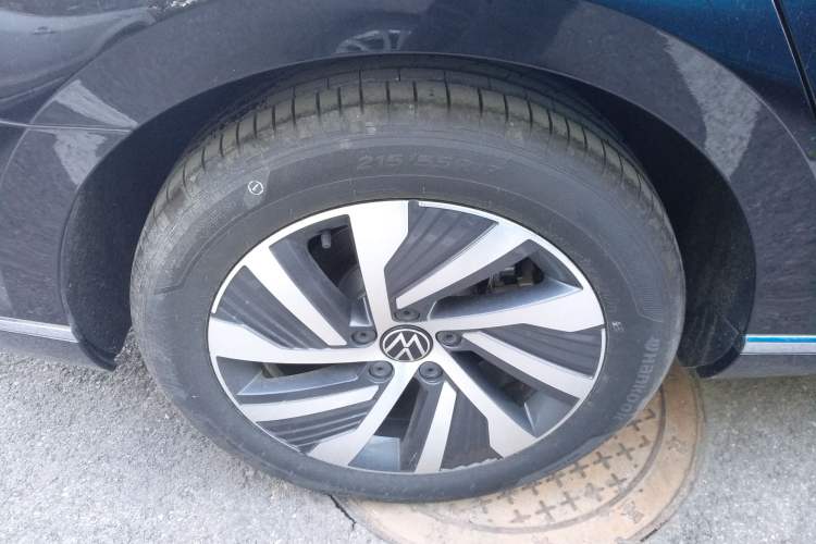 Used Volkswagen Magotan GTE Plug-in Hybrid 2022 GTE Luxury Model Right Rear Wheel Hub