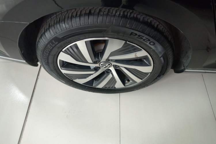 Used Volkswagen Magotan GTE Plug-in Hybrid 2022 GTE Luxury Model Right Rear Wheel Hub