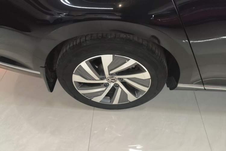 Used Volkswagen Magotan GTE Plug-in Hybrid 2022 GTE Luxury Model Right Rear Wheel Hub