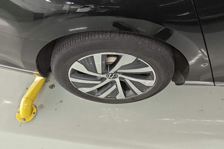 Used Volkswagen Magotan GTE Plug-in Hybrid 2022 GTE Luxury Model Right Rear Wheel Hub