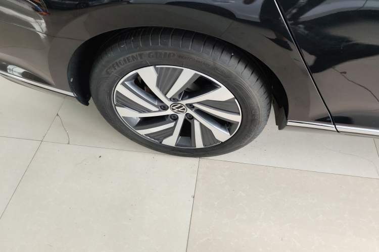 Used Volkswagen Magotan GTE Plug-in Hybrid 2022 GTE Luxury Model Right Rear Wheel Hub