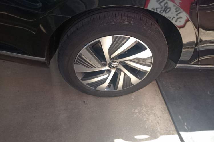 Used Volkswagen Magotan GTE Plug-in Hybrid 2022 GTE Luxury Model Right Rear Wheel Hub