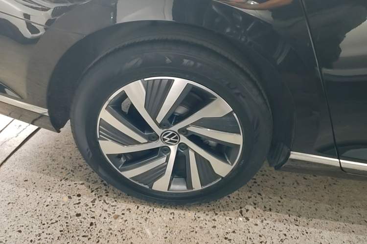 Used Volkswagen Magotan GTE Plug-in Hybrid 2022 GTE Luxury Model Right Rear Wheel Hub