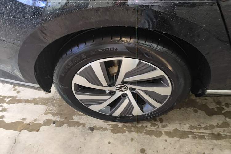 Used Volkswagen Magotan GTE Plug-in Hybrid 2022 GTE Luxury Model Right Rear Wheel Hub