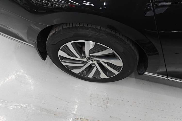 Used Volkswagen Magotan GTE Plug-in Hybrid 2022 GTE Luxury Model Right Rear Wheel Hub