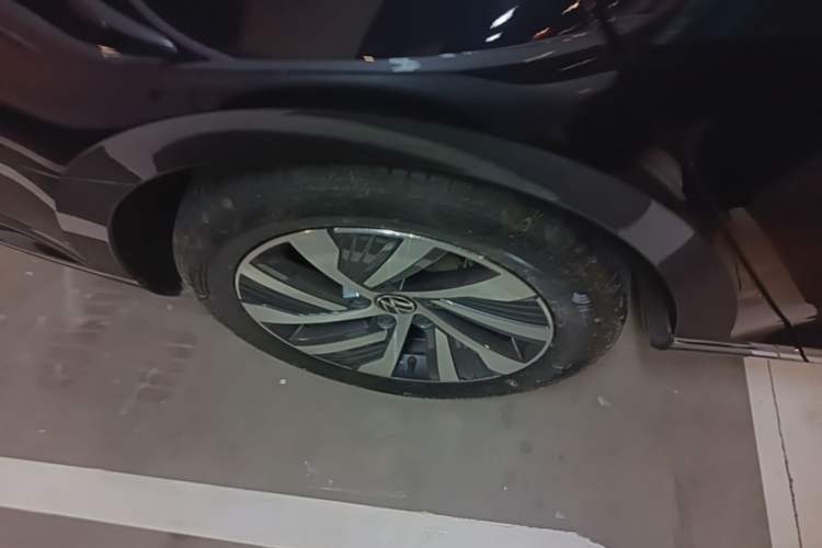 Used Volkswagen Magotan GTE Plug-in Hybrid 2022 GTE Luxury Model Right Rear Wheel Hub