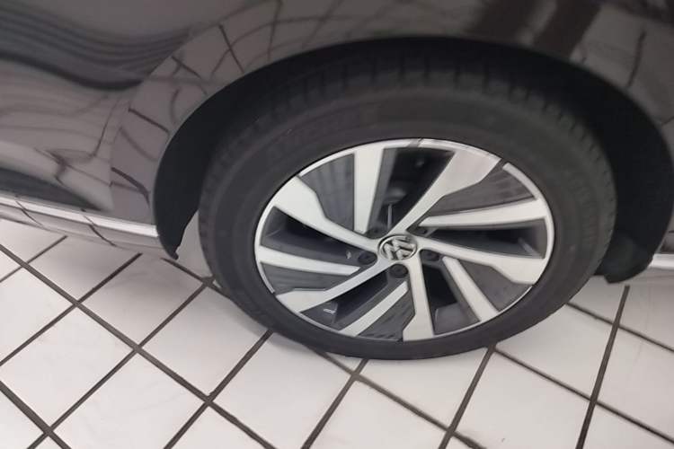 Used Volkswagen Magotan GTE Plug-in Hybrid 2022 GTE Luxury Model Right Rear Wheel Hub