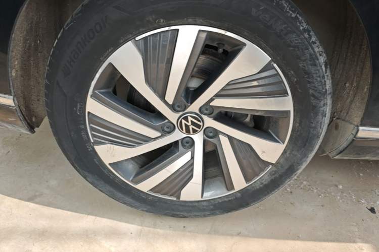 Used Volkswagen Magotan GTE Plug-in Hybrid 2022 GTE Luxury Model Right Rear Wheel Hub