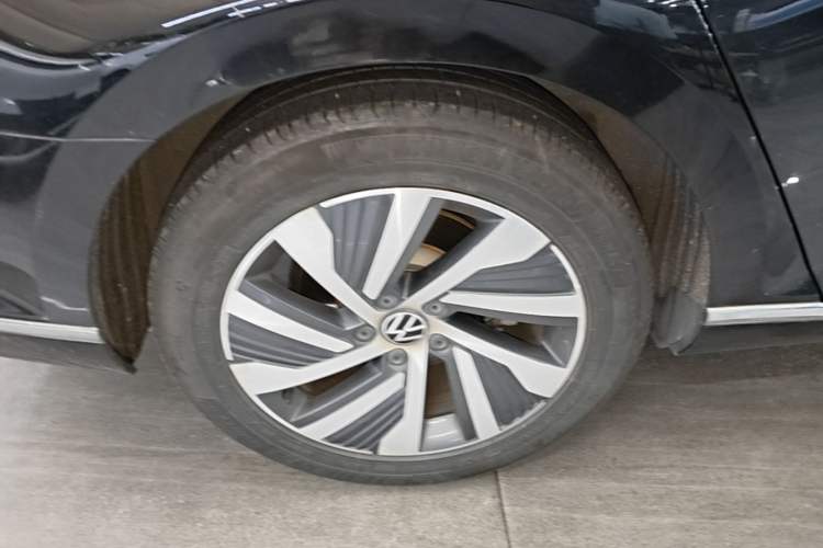 Used Volkswagen Magotan GTE Plug-in Hybrid 2022 GTE Luxury Model Right Rear Wheel Hub