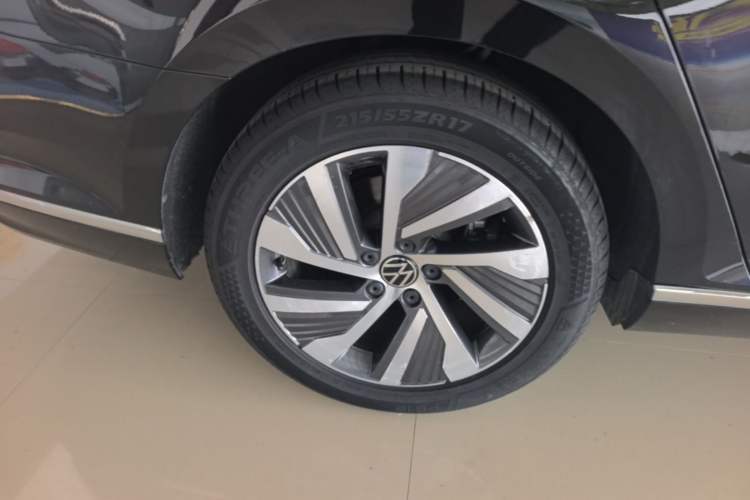 Used Volkswagen Magotan GTE Plug-in Hybrid 2022 GTE Luxury Model Right Rear Wheel Hub