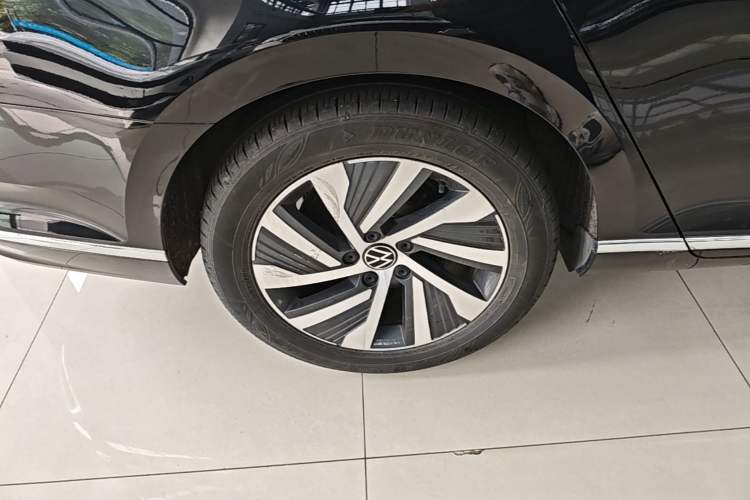 Used Volkswagen Magotan GTE Plug-in Hybrid 2022 GTE Luxury Model Right Rear Wheel Hub