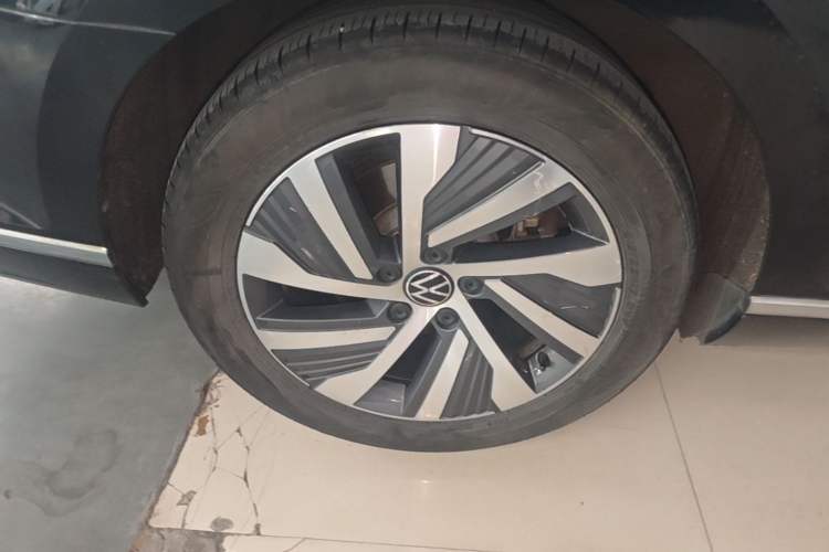 Used Volkswagen Magotan GTE Plug-in Hybrid 2022 GTE Luxury Model Right Rear Wheel Hub