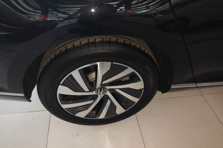 Used Volkswagen Magotan GTE Plug-in Hybrid 2022 GTE Luxury Model Right Rear Wheel Hub