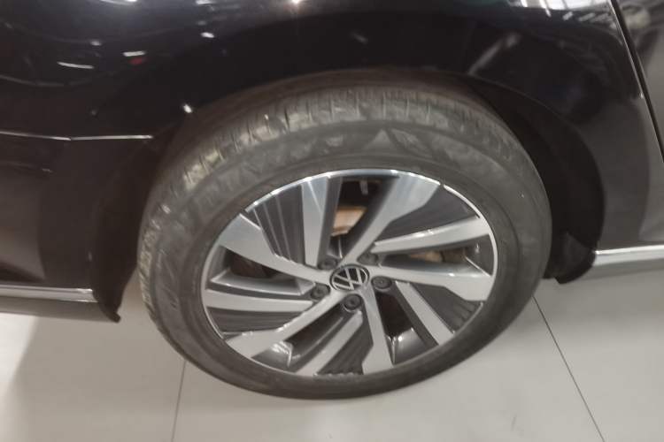 Used Volkswagen Magotan GTE Plug-in Hybrid 2022 GTE Luxury Model Right Rear Wheel Hub