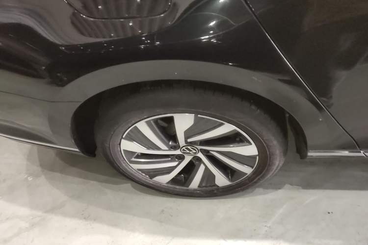 Used Volkswagen Magotan GTE Plug-in Hybrid 2022 GTE Luxury Model Right Rear Wheel Hub