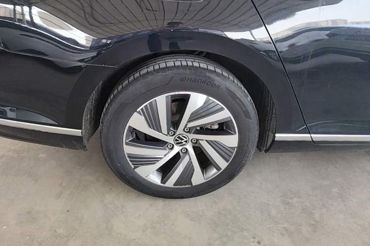 Used Volkswagen Magotan GTE Plug-in Hybrid 2022 GTE Luxury Model Right Rear Wheel Hub