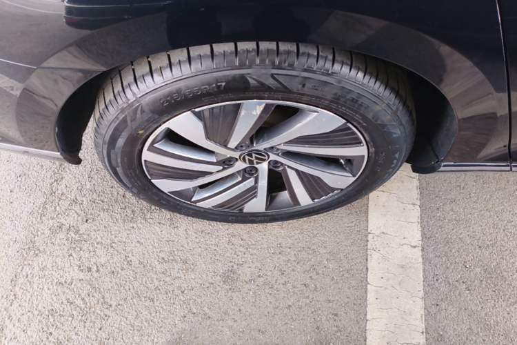 Used Volkswagen Magotan GTE Plug-in Hybrid 2022 GTE Luxury Model Right Rear Wheel Hub
