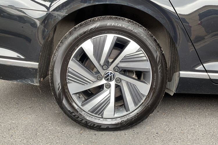 Used Volkswagen Magotan GTE Plug-in Hybrid 2022 GTE Luxury Model Right Rear Wheel Hub