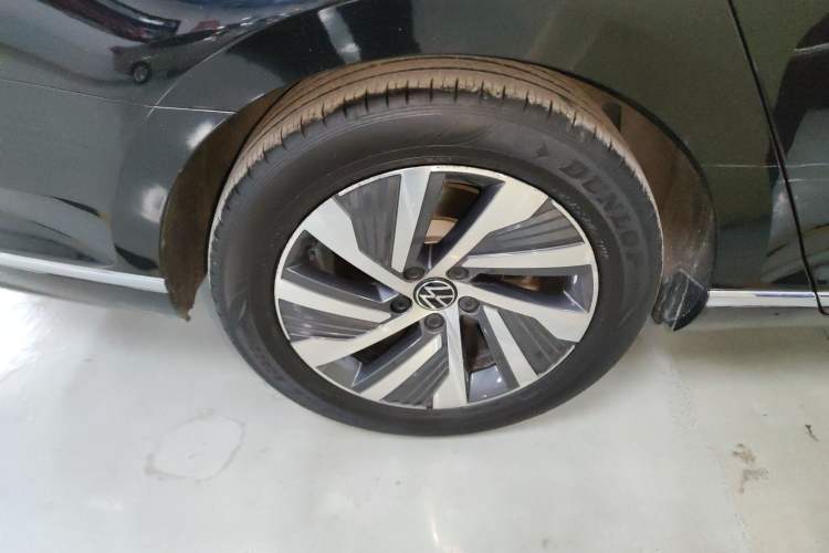 Used Volkswagen Magotan GTE Plug-in Hybrid 2022 GTE Luxury Model Right Rear Wheel Hub