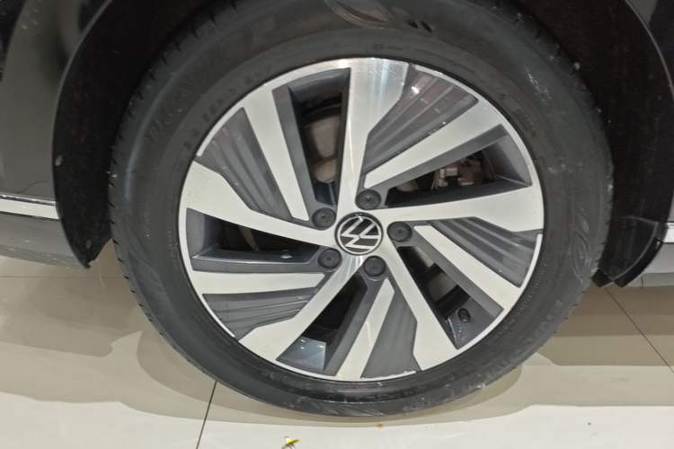 Used Volkswagen Magotan GTE Plug-in Hybrid 2022 GTE Luxury Model Right Rear Wheel Hub