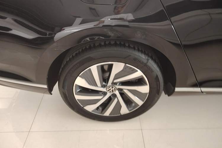 Used Volkswagen Magotan GTE Plug-in Hybrid 2022 GTE Luxury Model Right Rear Wheel Hub