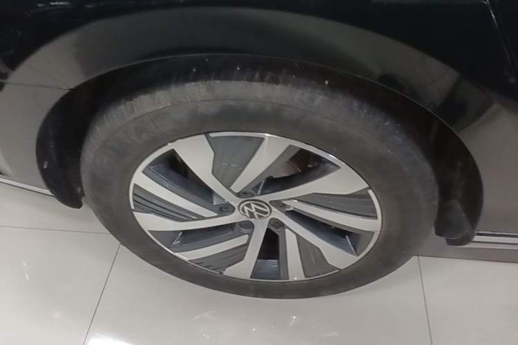 Used Volkswagen Magotan GTE Plug-in Hybrid 2022 GTE Luxury Model Right Rear Wheel Hub