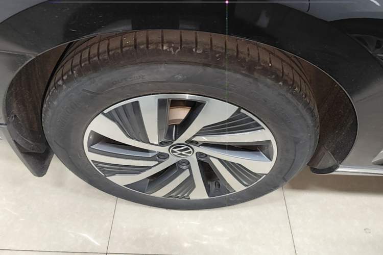 Used Volkswagen Magotan GTE Plug-in Hybrid 2022 GTE Luxury Model Right Rear Wheel Hub