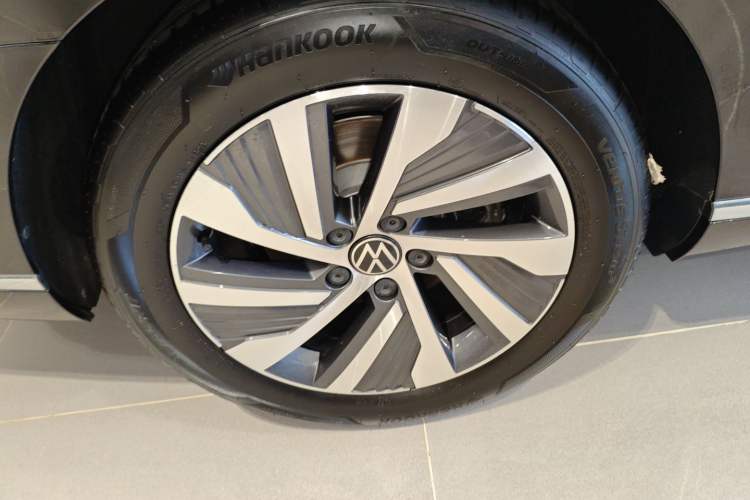 Used Volkswagen Magotan GTE Plug-in Hybrid 2022 GTE Luxury Model Right Rear Wheel Hub