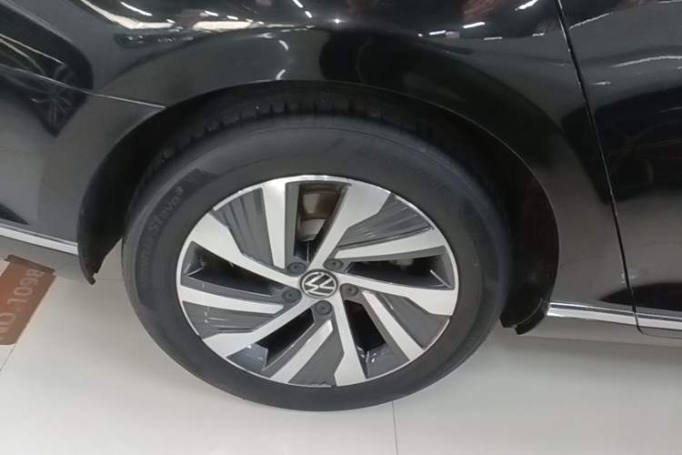Used Volkswagen Magotan GTE Plug-in Hybrid 2022 GTE Luxury Model Right Rear Wheel Hub