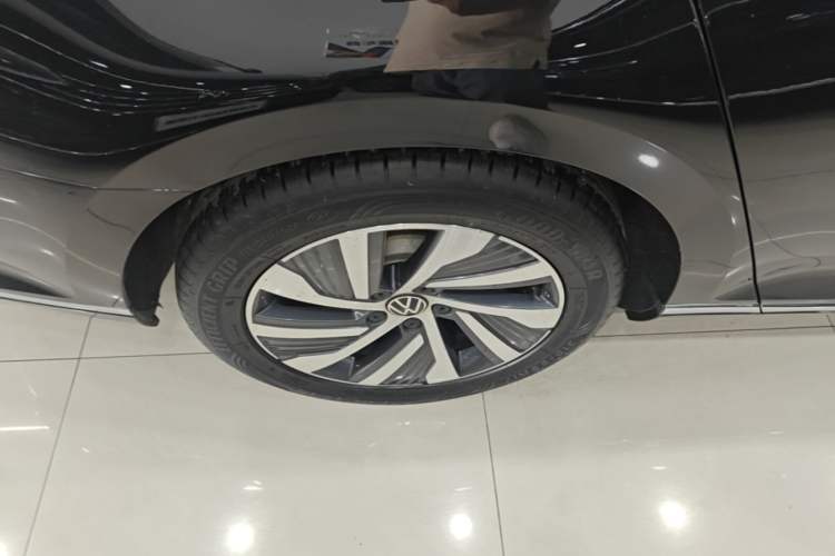 Used Volkswagen Magotan GTE Plug-in Hybrid 2022 GTE Luxury Model Right Rear Wheel Hub