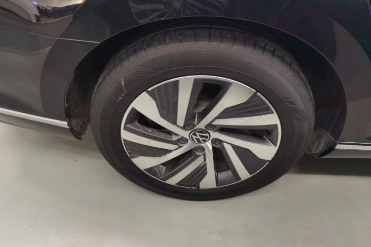 Used Volkswagen Magotan GTE Plug-in Hybrid 2022 GTE Luxury Model Right Rear Wheel Hub