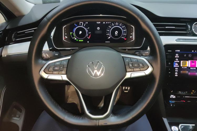 Used Volkswagen Magotan GTE Plug-in Hybrid 2022 GTE Luxury Model Steering Wheel