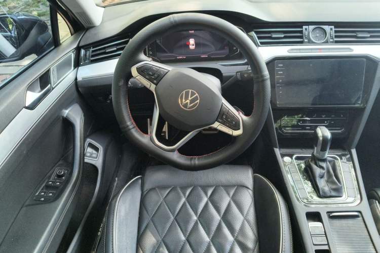 Used Volkswagen Magotan GTE Plug-in Hybrid 2022 GTE Luxury Model Steering Wheel