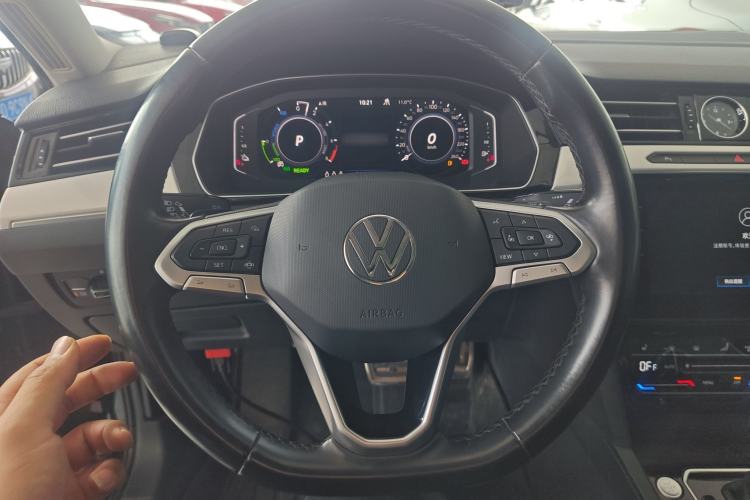 Used Volkswagen Magotan GTE Plug-in Hybrid 2022 GTE Luxury Model Steering Wheel