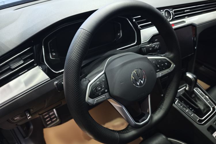 Used Volkswagen Magotan GTE Plug-in Hybrid 2022 GTE Luxury Model Steering Wheel
