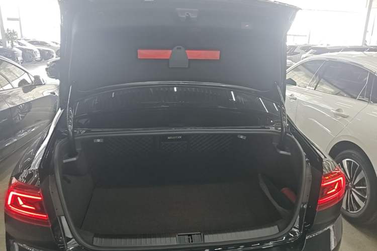 Used Volkswagen Magotan GTE Plug-in Hybrid 2022 GTE Prestige Model Trunk