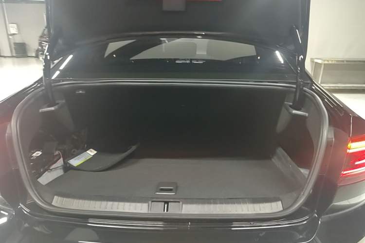 Used Volkswagen Magotan GTE Plug-in Hybrid 2022 GTE Luxury Model Trunk