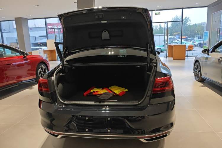 Used Volkswagen Magotan GTE Plug-in Hybrid 2022 GTE Luxury Model Trunk