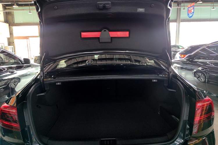 Used Volkswagen Magotan GTE Plug-in Hybrid 2022 GTE Luxury Model Trunk