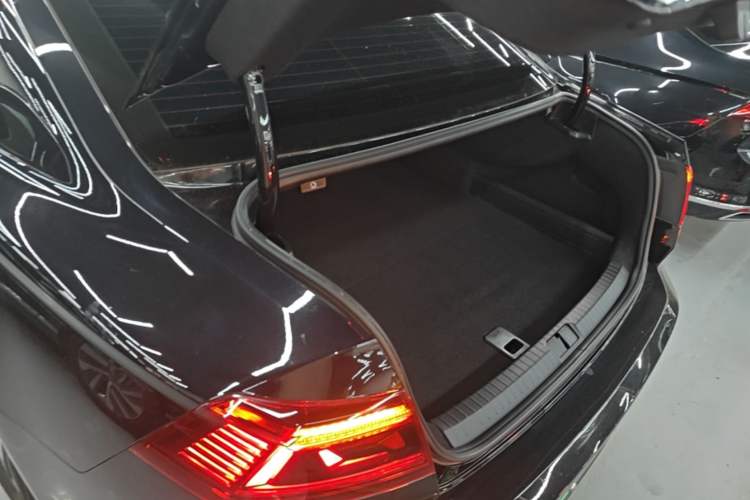 Used Volkswagen Magotan GTE Plug-in Hybrid 2022 GTE Luxury Model Trunk