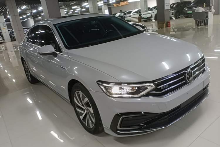 Used Volkswagen Magotan GTE Plug-in Hybrid 2022 GTE Luxury Model Front Right 45 Deg